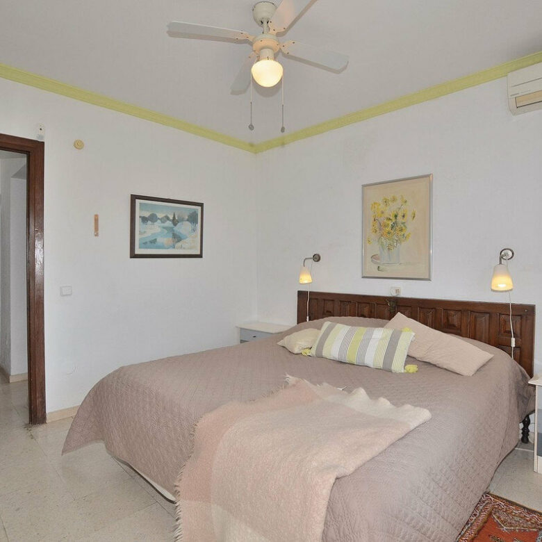 FOR SALE 🏡 Three-Bedroom Villa with Sea Views and Pool to Update – Torremuelle, Benalmádena 🇪🇸