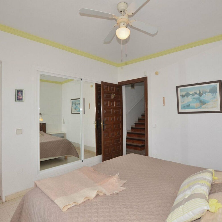 FOR SALE 🏡 Three-Bedroom Villa with Sea Views and Pool to Update – Torremuelle, Benalmádena 🇪🇸