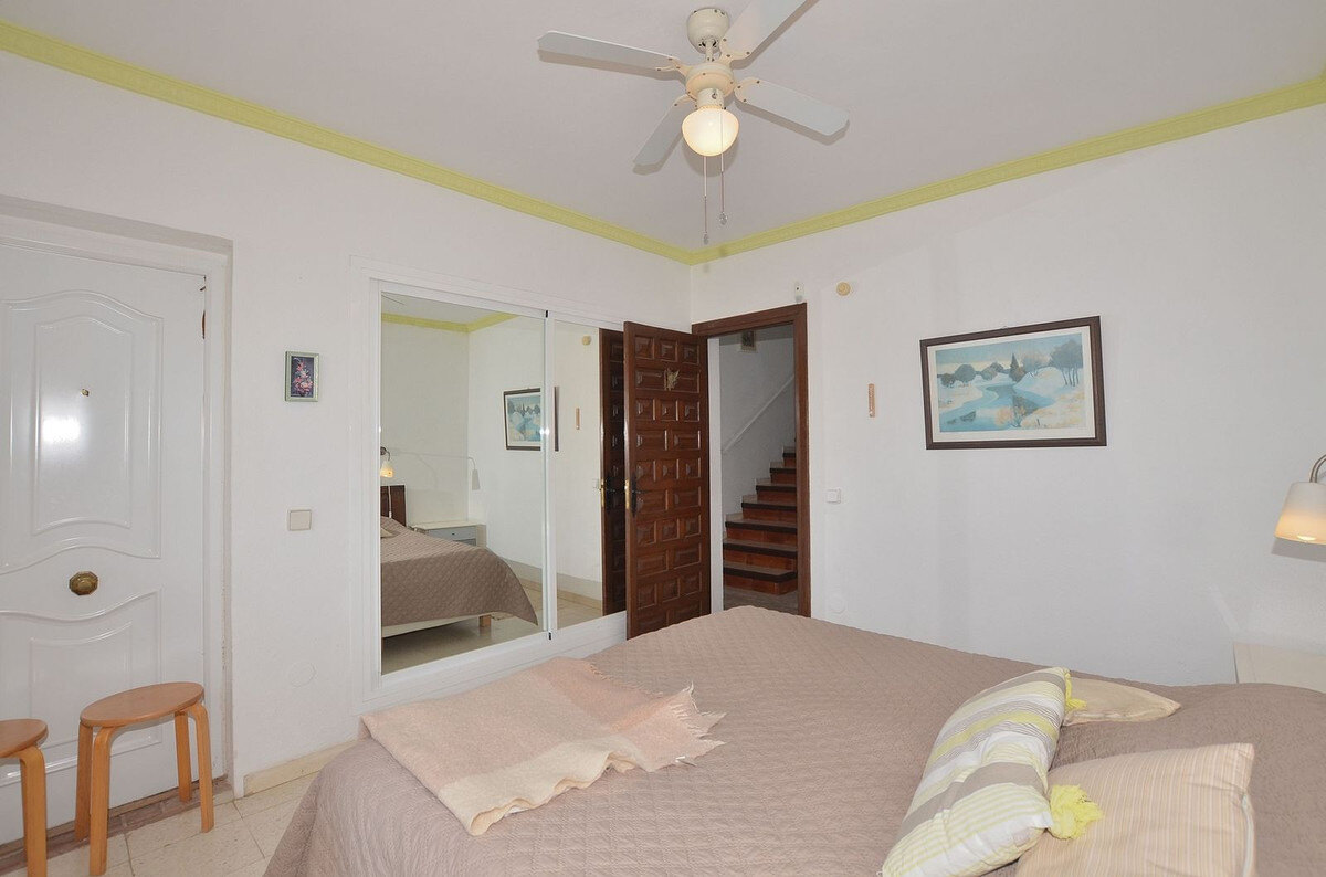 FOR SALE 🏡 Three-Bedroom Villa with Sea Views and Pool to Update – Torremuelle, Benalmádena 🇪🇸