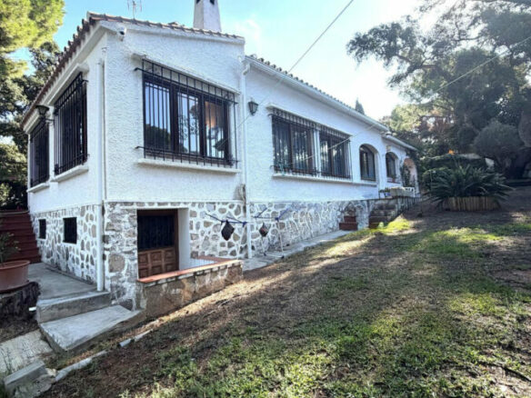 FOR SALE 🏡 Six-Bedroom Villa to Renovate on a 971 m² Plot – Elviria, Marbella East 🇪🇸
