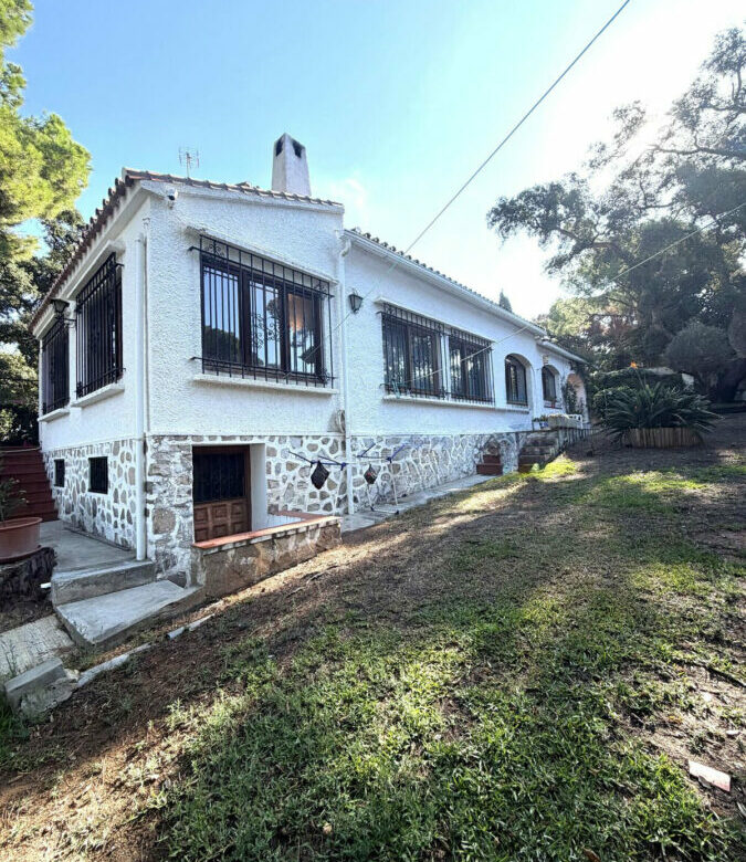 FOR SALE 🏡 Six-Bedroom Villa to Renovate on a 971 m² Plot – Elviria, Marbella East 🇪🇸