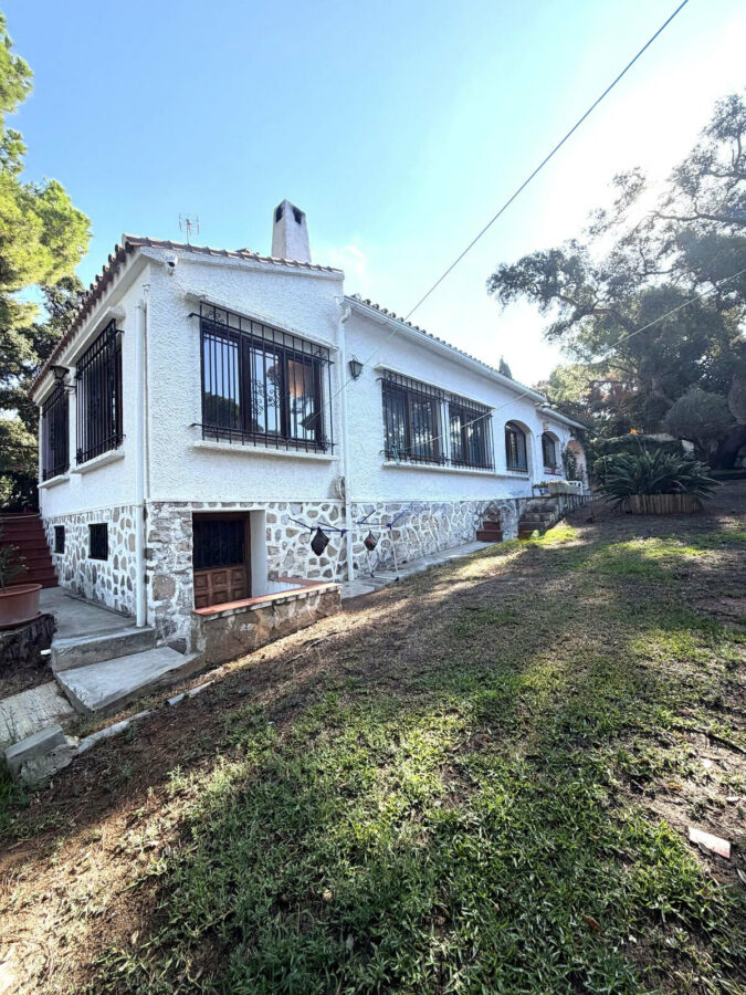 FOR SALE 🏡 Six-Bedroom Villa to Renovate on a 971 m² Plot – Elviria, Marbella East 🇪🇸