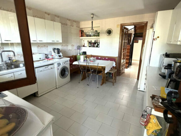FOR SALE 🏡 Six-Bedroom Villa to Renovate on a 971 m² Plot – Elviria, Marbella East 🇪🇸