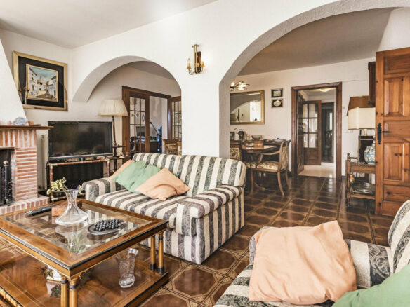FOR SALE 🏡 Six-Bedroom Villa to Renovate on a 971 m² Plot – Elviria, Marbella East 🇪🇸