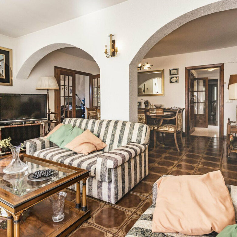 FOR SALE 🏡 Six-Bedroom Villa to Renovate on a 971 m² Plot – Elviria, Marbella East 🇪🇸