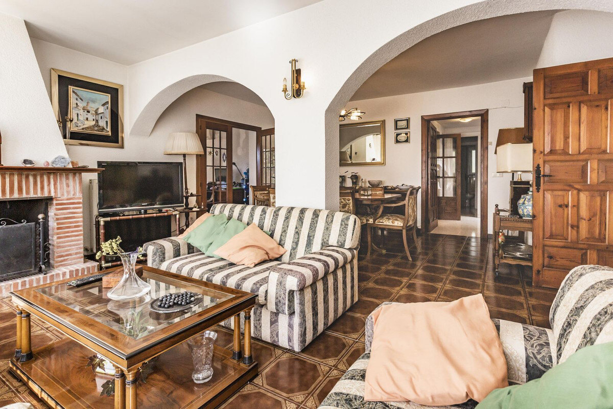 FOR SALE 🏡 Six-Bedroom Villa to Renovate on a 971 m² Plot – Elviria, Marbella East 🇪🇸