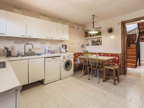 FOR SALE 🏡 Six-Bedroom Villa to Renovate on a 971 m² Plot – Elviria, Marbella East 🇪🇸