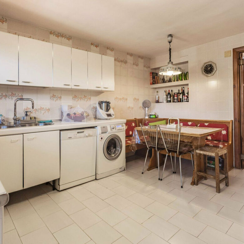 FOR SALE 🏡 Six-Bedroom Villa to Renovate on a 971 m² Plot – Elviria, Marbella East 🇪🇸