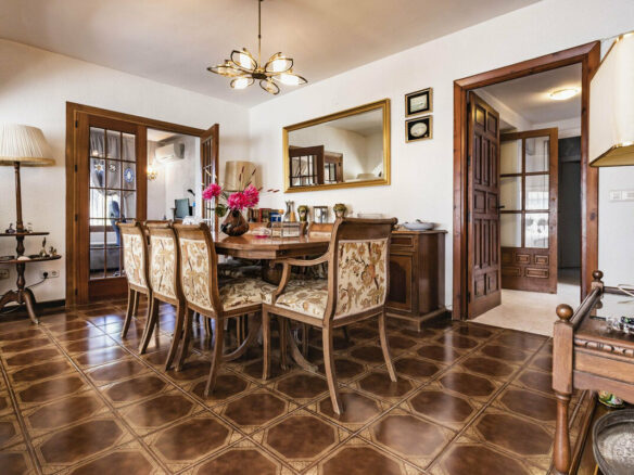 FOR SALE 🏡 Six-Bedroom Villa to Renovate on a 971 m² Plot – Elviria, Marbella East 🇪🇸