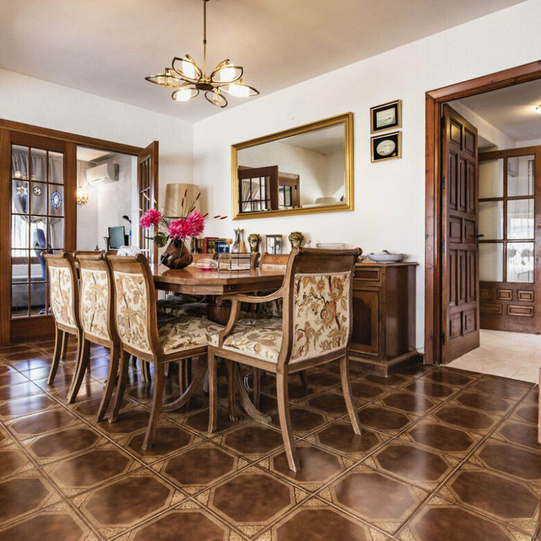 FOR SALE 🏡 Six-Bedroom Villa to Renovate on a 971 m² Plot – Elviria, Marbella East 🇪🇸