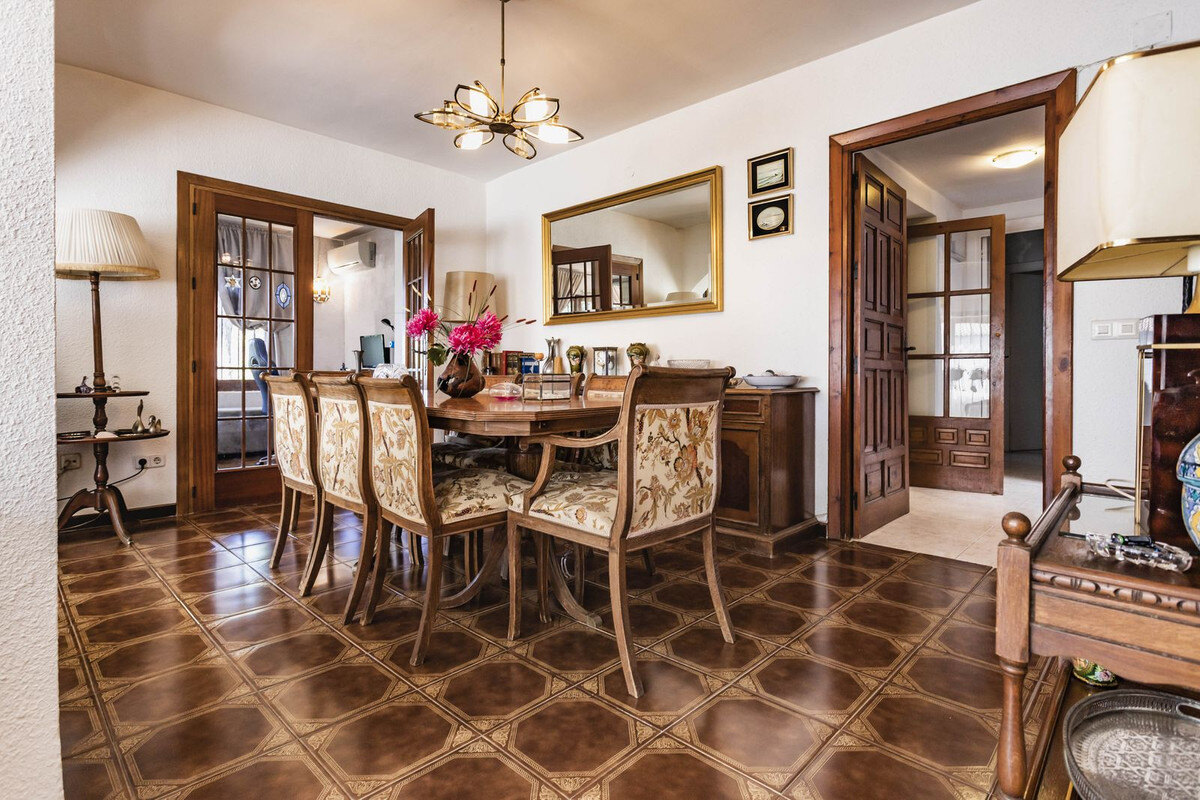 FOR SALE 🏡 Six-Bedroom Villa to Renovate on a 971 m² Plot – Elviria, Marbella East 🇪🇸