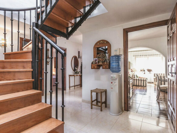 FOR SALE 🏡 Six-Bedroom Villa to Renovate on a 971 m² Plot – Elviria, Marbella East 🇪🇸
