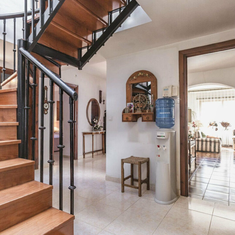 FOR SALE 🏡 Six-Bedroom Villa to Renovate on a 971 m² Plot – Elviria, Marbella East 🇪🇸