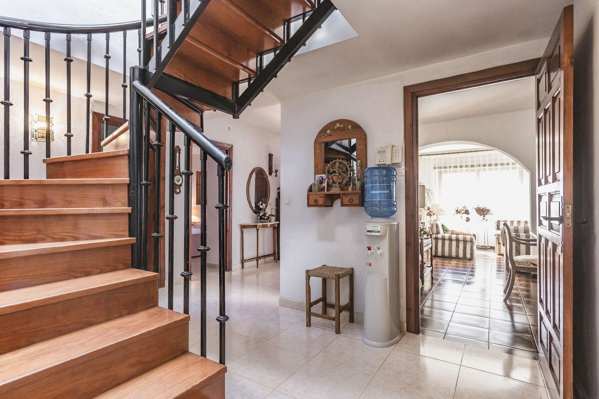FOR SALE 🏡 Six-Bedroom Villa to Renovate on a 971 m² Plot – Elviria, Marbella East 🇪🇸