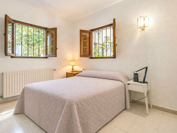 FOR SALE 🏡 Six-Bedroom Villa to Renovate on a 971 m² Plot – Elviria, Marbella East 🇪🇸