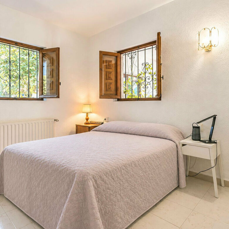 FOR SALE 🏡 Six-Bedroom Villa to Renovate on a 971 m² Plot – Elviria, Marbella East 🇪🇸