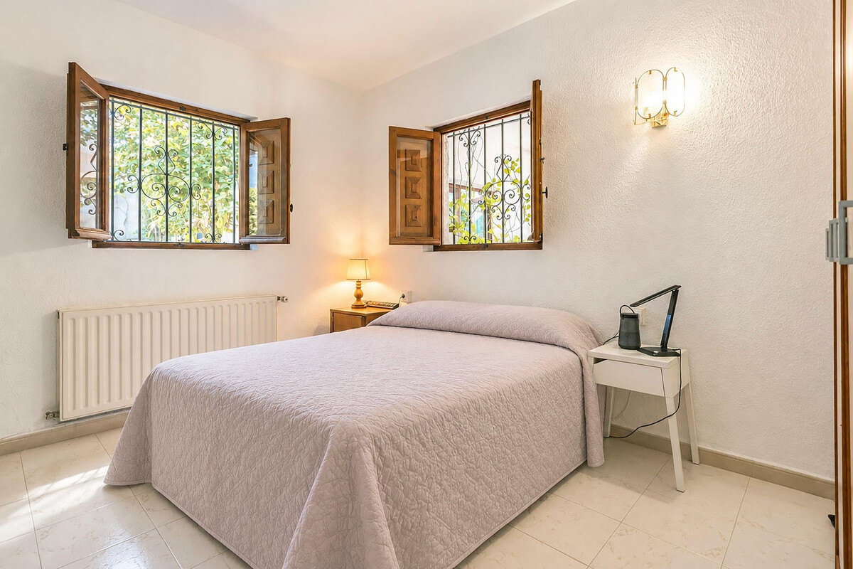 FOR SALE 🏡 Six-Bedroom Villa to Renovate on a 971 m² Plot – Elviria, Marbella East 🇪🇸