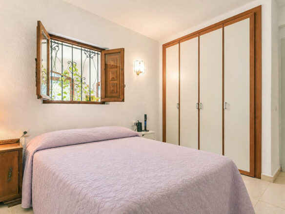 FOR SALE 🏡 Six-Bedroom Villa to Renovate on a 971 m² Plot – Elviria, Marbella East 🇪🇸