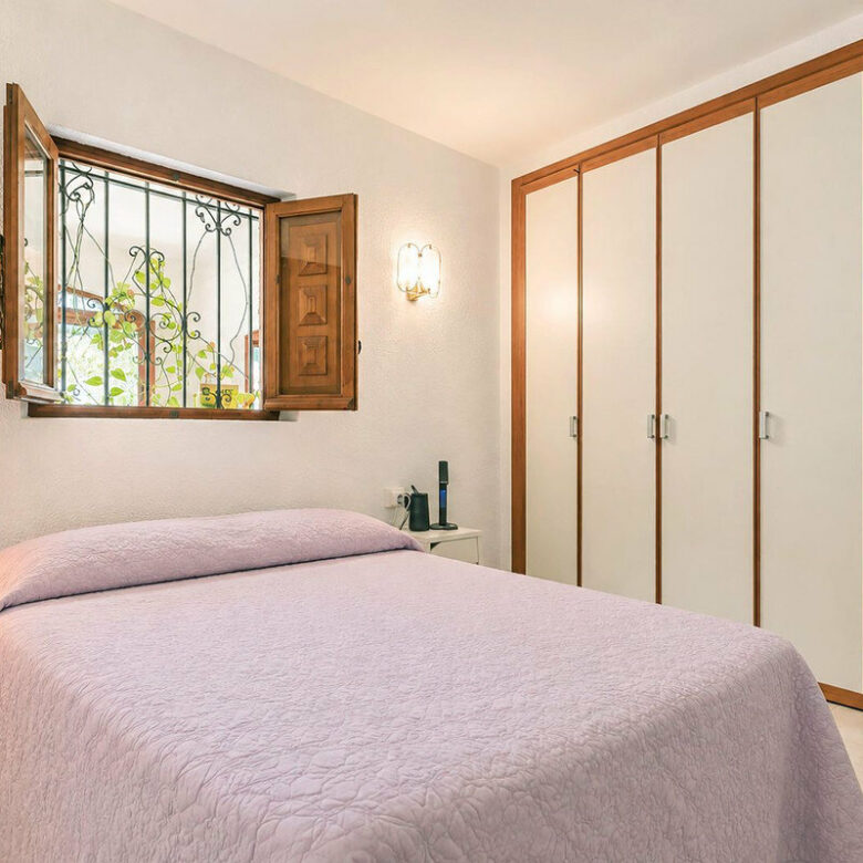 FOR SALE 🏡 Six-Bedroom Villa to Renovate on a 971 m² Plot – Elviria, Marbella East 🇪🇸