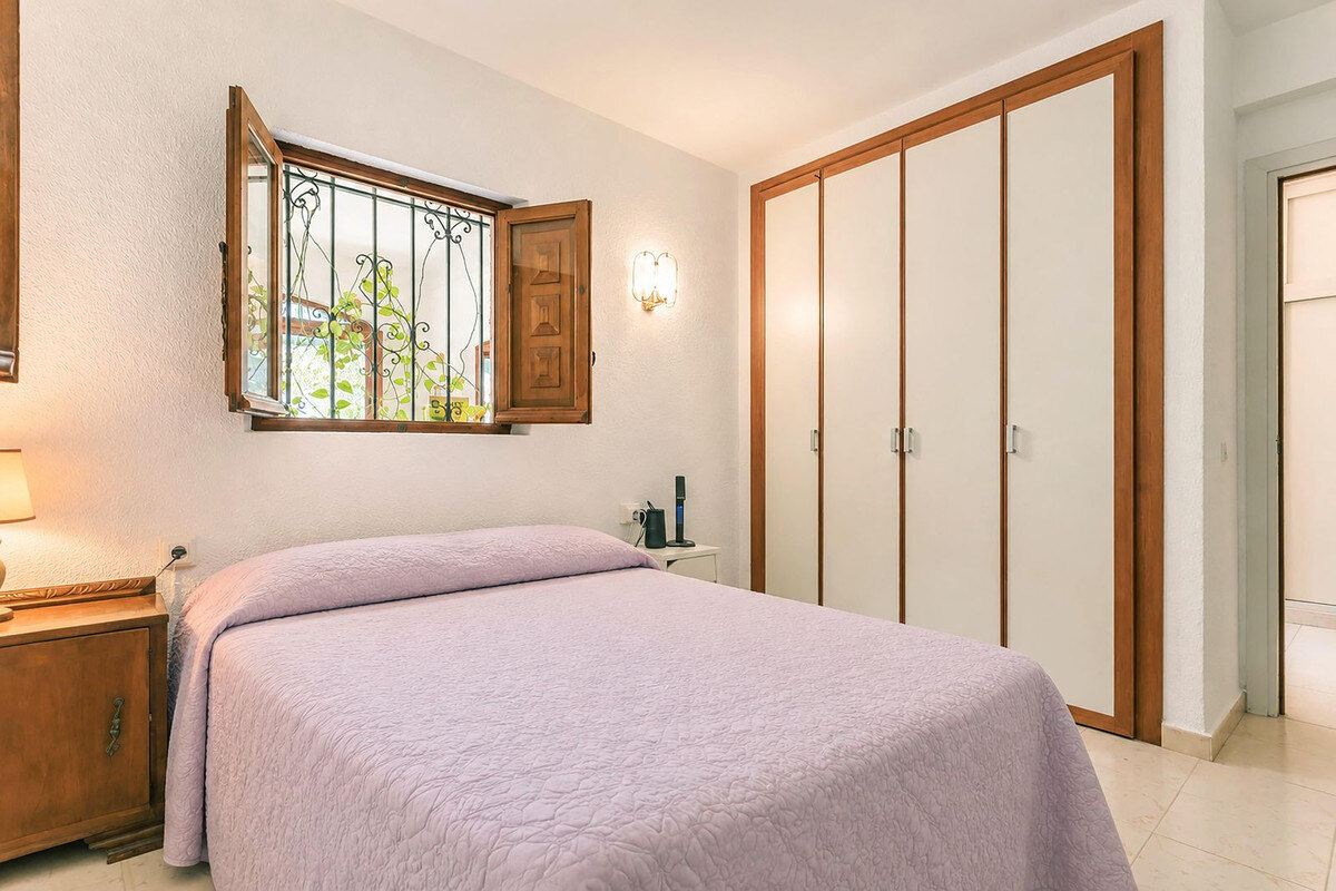 FOR SALE 🏡 Six-Bedroom Villa to Renovate on a 971 m² Plot – Elviria, Marbella East 🇪🇸