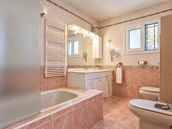 FOR SALE 🏡 Six-Bedroom Villa to Renovate on a 971 m² Plot – Elviria, Marbella East 🇪🇸
