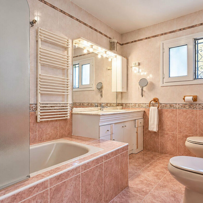 FOR SALE 🏡 Six-Bedroom Villa to Renovate on a 971 m² Plot – Elviria, Marbella East 🇪🇸