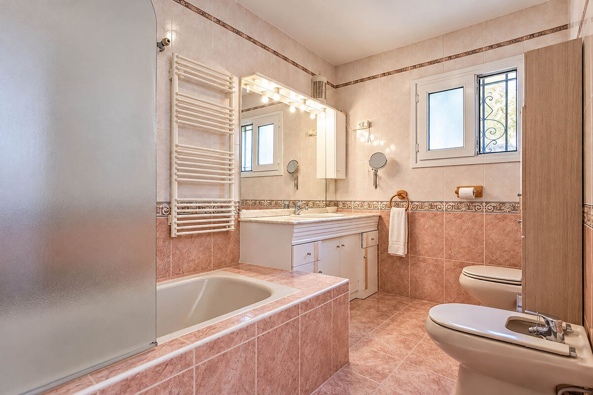 FOR SALE 🏡 Six-Bedroom Villa to Renovate on a 971 m² Plot – Elviria, Marbella East 🇪🇸