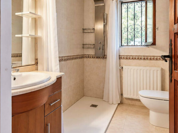 FOR SALE 🏡 Six-Bedroom Villa to Renovate on a 971 m² Plot – Elviria, Marbella East 🇪🇸