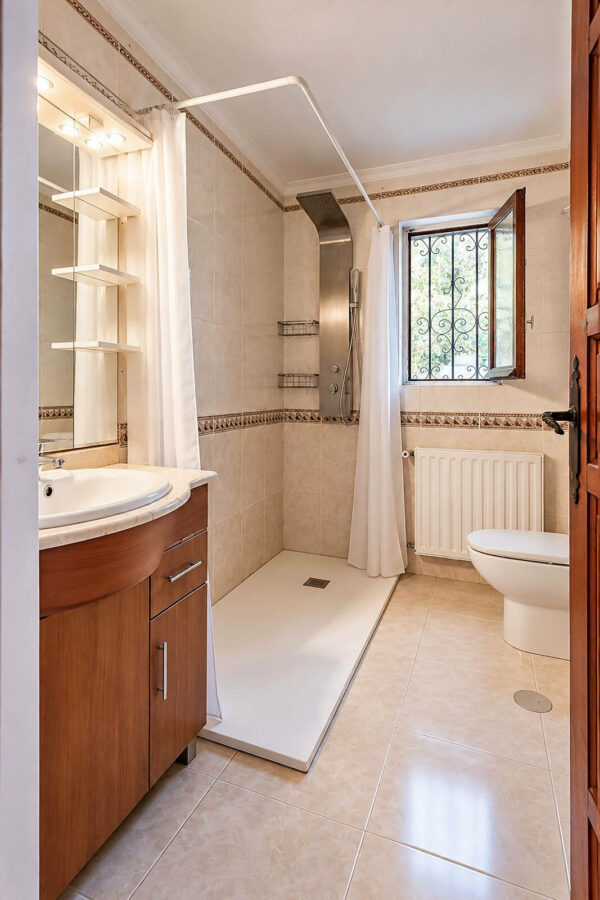 FOR SALE 🏡 Six-Bedroom Villa to Renovate on a 971 m² Plot – Elviria, Marbella East 🇪🇸