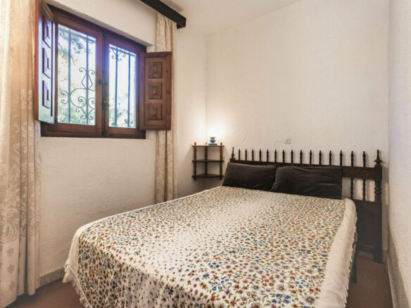 FOR SALE 🏡 Six-Bedroom Villa to Renovate on a 971 m² Plot – Elviria, Marbella East 🇪🇸