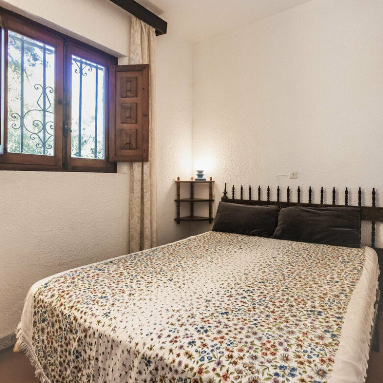 FOR SALE 🏡 Six-Bedroom Villa to Renovate on a 971 m² Plot – Elviria, Marbella East 🇪🇸