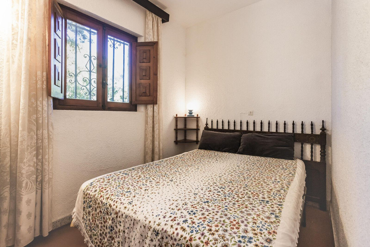 FOR SALE 🏡 Six-Bedroom Villa to Renovate on a 971 m² Plot – Elviria, Marbella East 🇪🇸