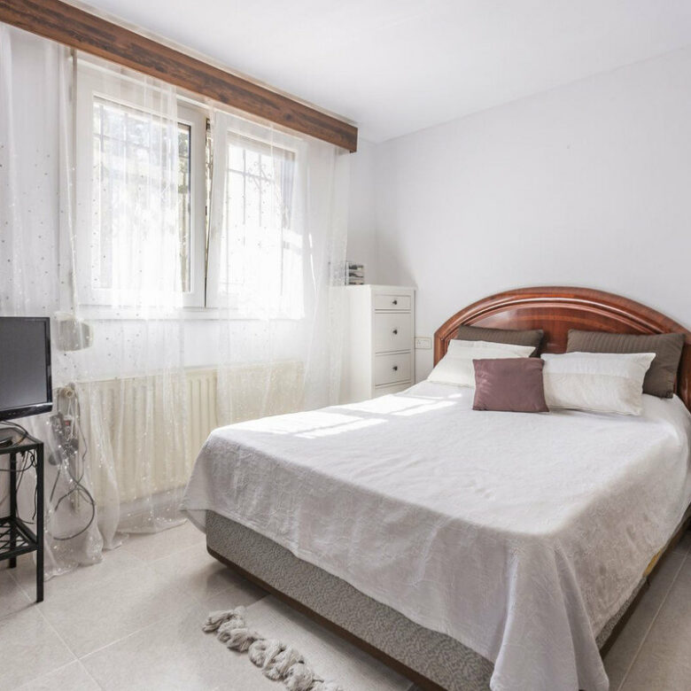 FOR SALE 🏡 Six-Bedroom Villa to Renovate on a 971 m² Plot – Elviria, Marbella East 🇪🇸