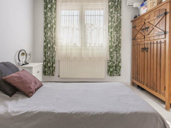 FOR SALE 🏡 Six-Bedroom Villa to Renovate on a 971 m² Plot – Elviria, Marbella East 🇪🇸