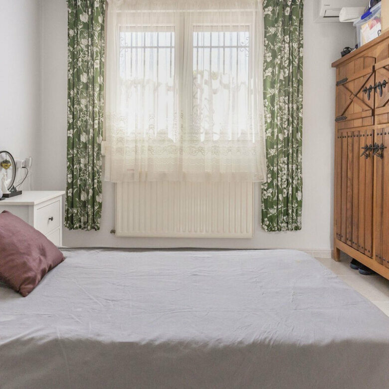 FOR SALE 🏡 Six-Bedroom Villa to Renovate on a 971 m² Plot – Elviria, Marbella East 🇪🇸