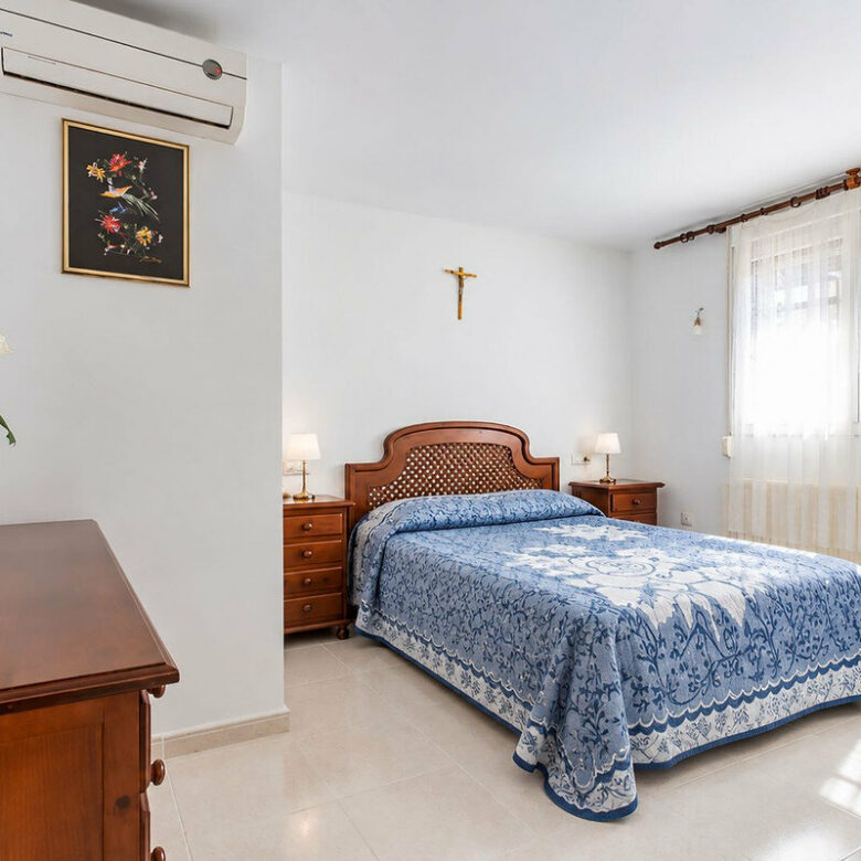 FOR SALE 🏡 Six-Bedroom Villa to Renovate on a 971 m² Plot – Elviria, Marbella East 🇪🇸