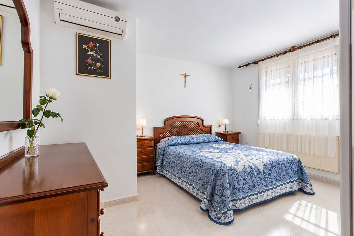 FOR SALE 🏡 Six-Bedroom Villa to Renovate on a 971 m² Plot – Elviria, Marbella East 🇪🇸