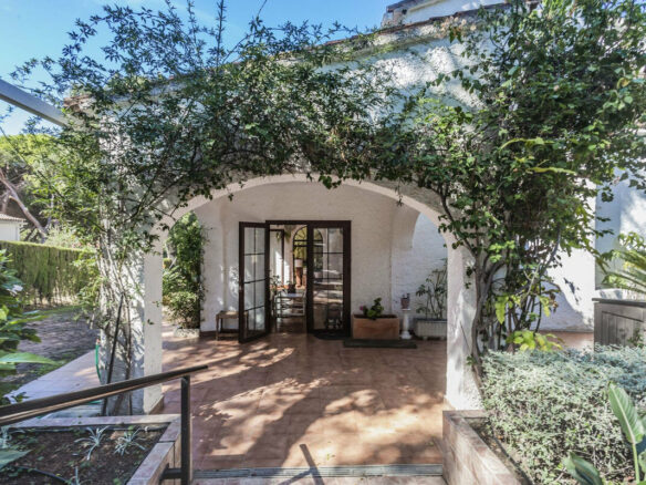 FOR SALE 🏡 Six-Bedroom Villa to Renovate on a 971 m² Plot – Elviria, Marbella East 🇪🇸