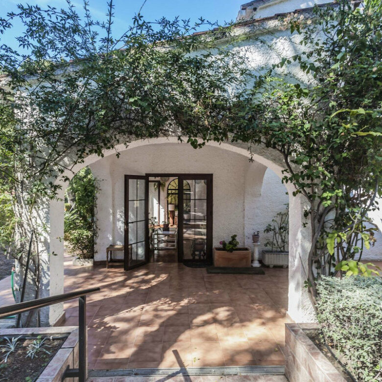 FOR SALE 🏡 Six-Bedroom Villa to Renovate on a 971 m² Plot – Elviria, Marbella East 🇪🇸