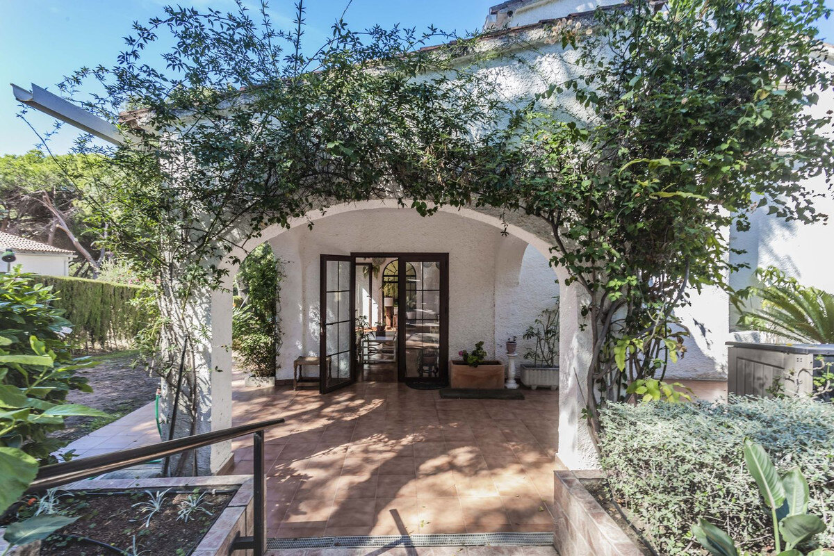 FOR SALE 🏡 Six-Bedroom Villa to Renovate on a 971 m² Plot – Elviria, Marbella East 🇪🇸