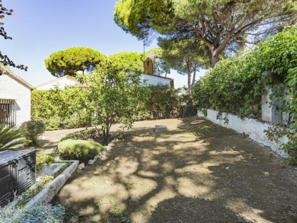FOR SALE 🏡 Six-Bedroom Villa to Renovate on a 971 m² Plot – Elviria, Marbella East 🇪🇸