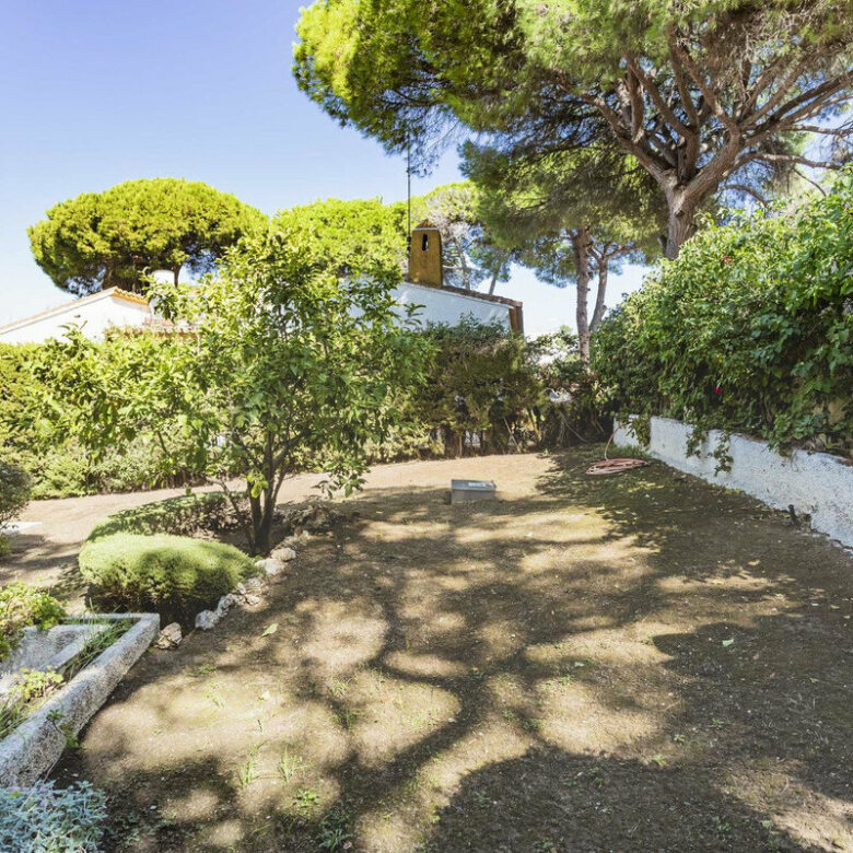 FOR SALE 🏡 Six-Bedroom Villa to Renovate on a 971 m² Plot – Elviria, Marbella East 🇪🇸