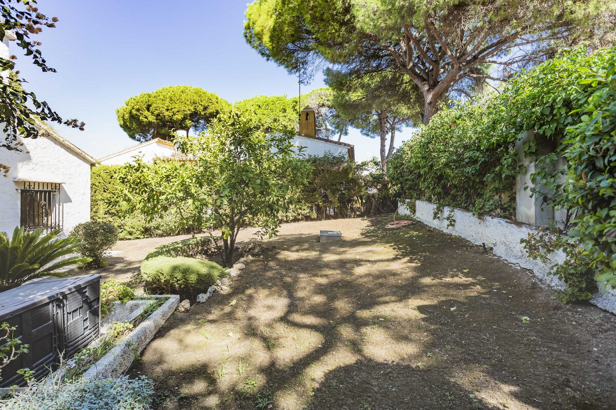 FOR SALE 🏡 Six-Bedroom Villa to Renovate on a 971 m² Plot – Elviria, Marbella East 🇪🇸