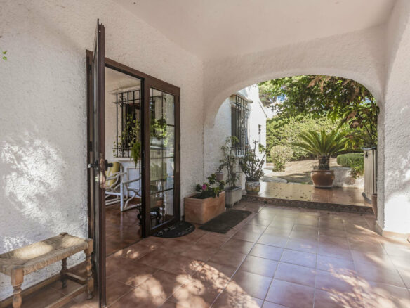 FOR SALE 🏡 Six-Bedroom Villa to Renovate on a 971 m² Plot – Elviria, Marbella East 🇪🇸
