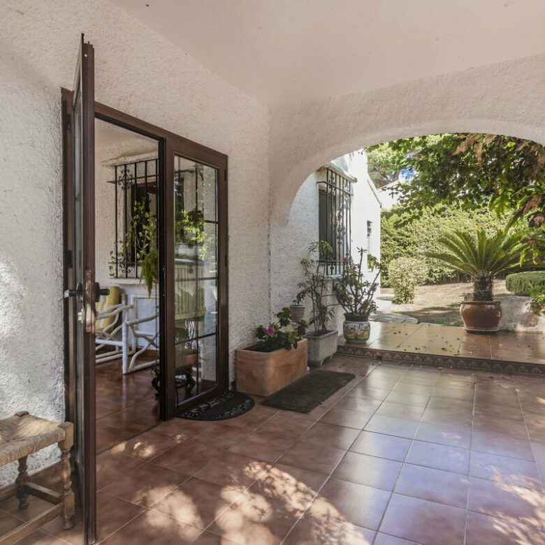 FOR SALE 🏡 Six-Bedroom Villa to Renovate on a 971 m² Plot – Elviria, Marbella East 🇪🇸