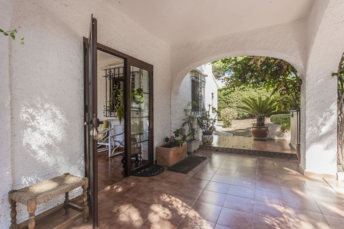 FOR SALE 🏡 Six-Bedroom Villa to Renovate on a 971 m² Plot – Elviria, Marbella East 🇪🇸