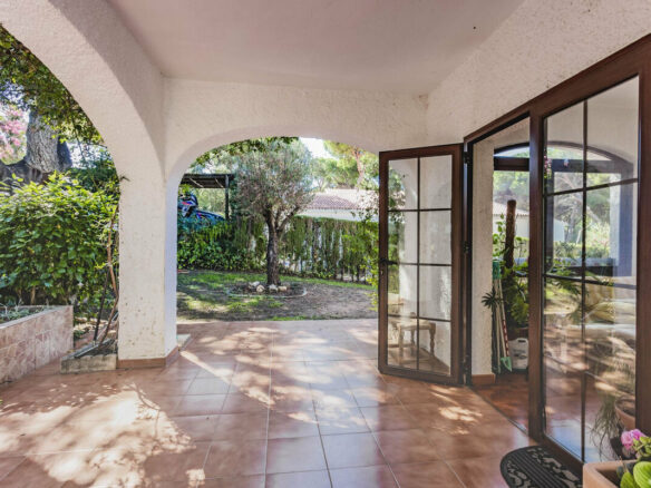 FOR SALE 🏡 Six-Bedroom Villa to Renovate on a 971 m² Plot – Elviria, Marbella East 🇪🇸