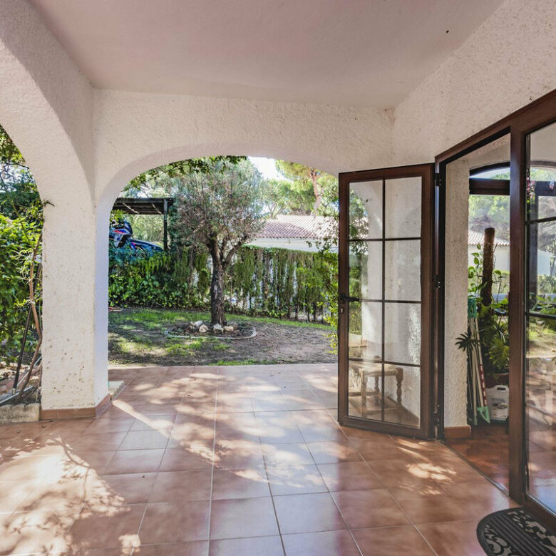 FOR SALE 🏡 Six-Bedroom Villa to Renovate on a 971 m² Plot – Elviria, Marbella East 🇪🇸