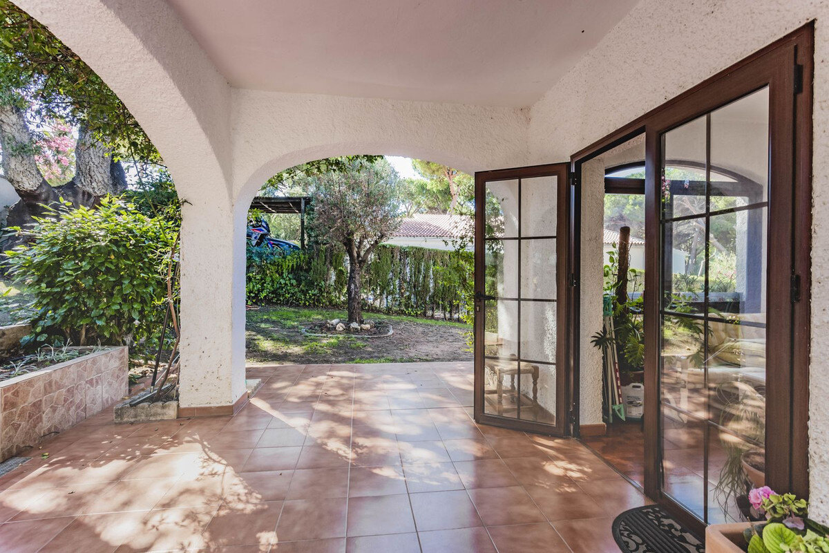 FOR SALE 🏡 Six-Bedroom Villa to Renovate on a 971 m² Plot – Elviria, Marbella East 🇪🇸