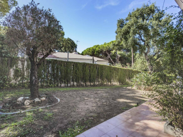 FOR SALE 🏡 Six-Bedroom Villa to Renovate on a 971 m² Plot – Elviria, Marbella East 🇪🇸
